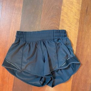 Lululemon Black Hotty Hots 2.5"